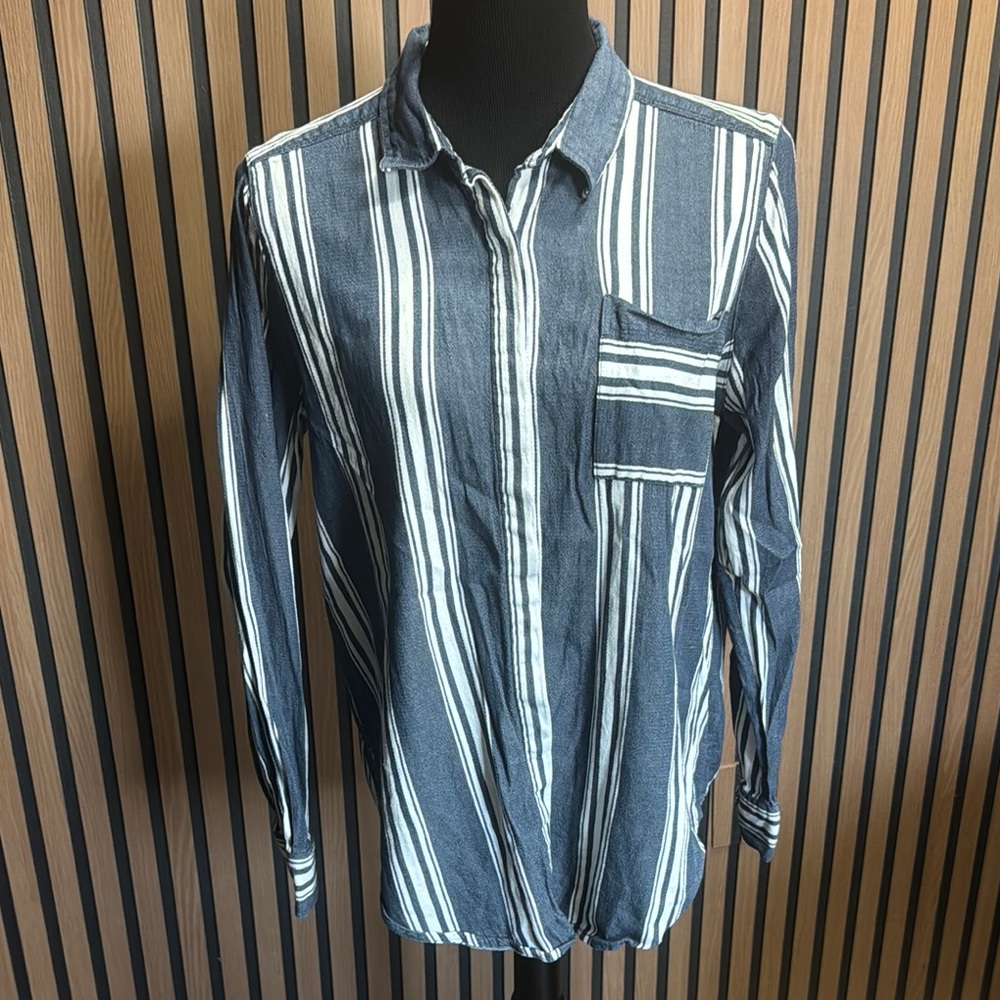 Liz Claiborne Blue and White Casual Button Down Shirt